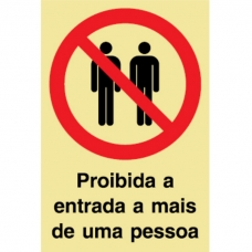 PROIBIDA A ENTRADA A MAIS DE UMA PESSOA